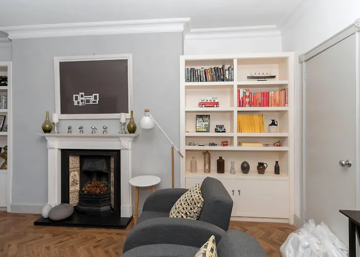 Beautiful & Bright 2bd Flat - Haymarket אדינבורו