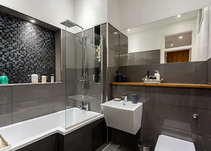 Spacious 2 Bedroom House Near The Meadows דירה