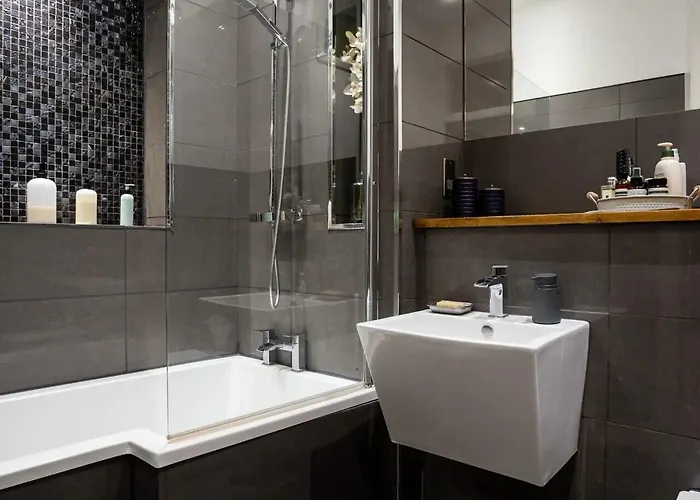 Spacious 2 Bedroom House Near The Meadows *