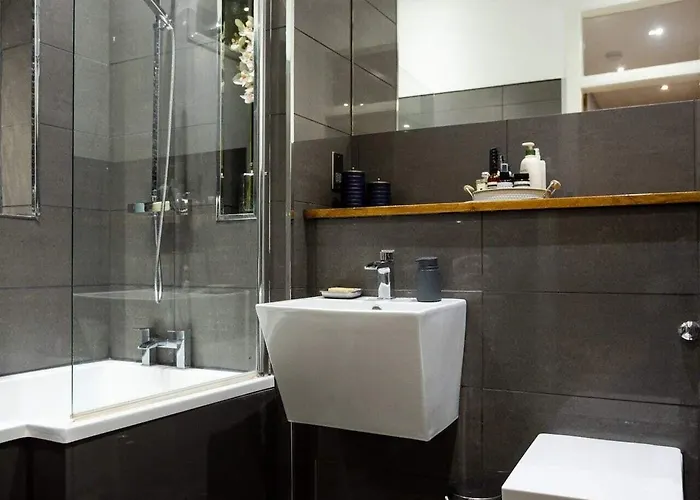 Spacious 2 Bedroom House Near The Meadows אדינבורו