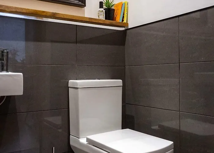 Spacious 2 Bedroom House Near The Meadows דירה *