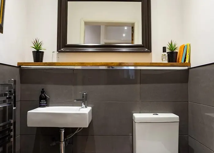 Spacious 2 Bedroom House Near The Meadows אדינבורו