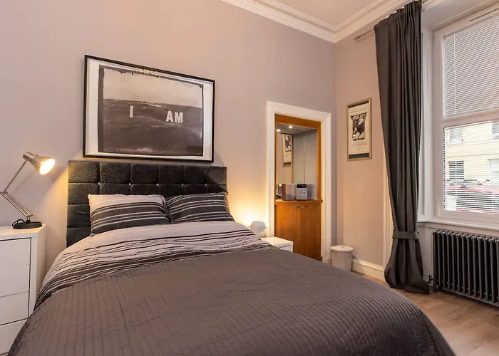 Apartment Spacious 2 Bedroom House Near The Meadows *