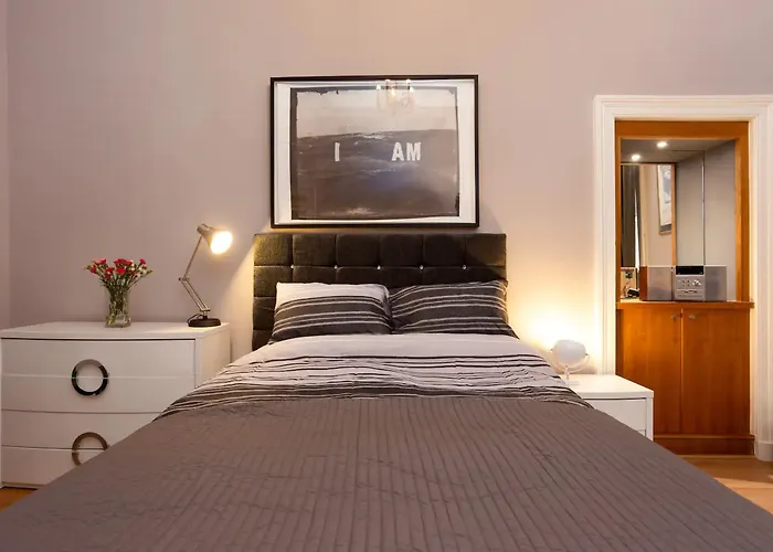 Spacious 2 Bedroom House Near The Meadows *