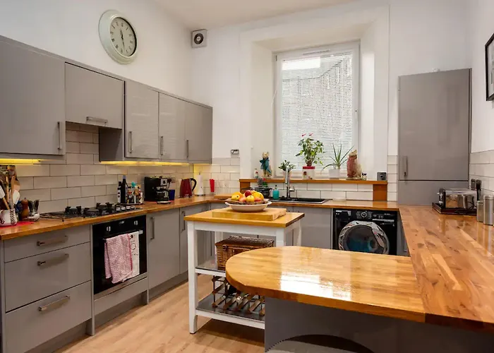 Spacious 2 Bedroom House Near The Meadows דירה