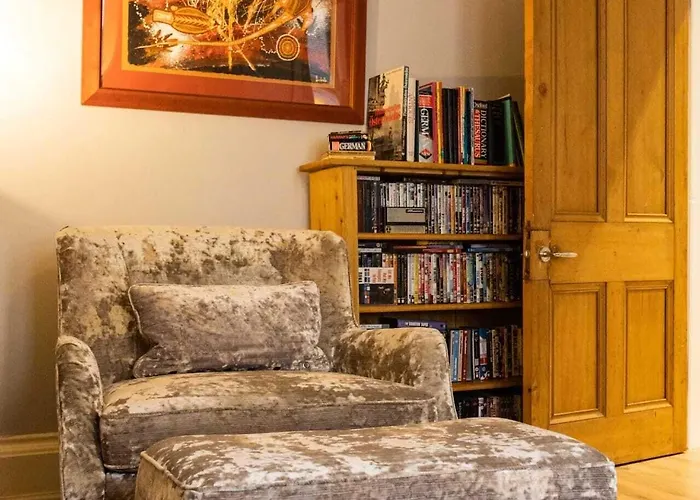 Spacious 2 Bedroom House Near The Meadows *