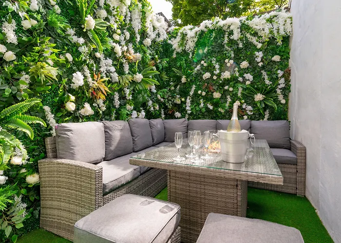 Luxury Georgian Retreat - Hot Tub - Patio Otel