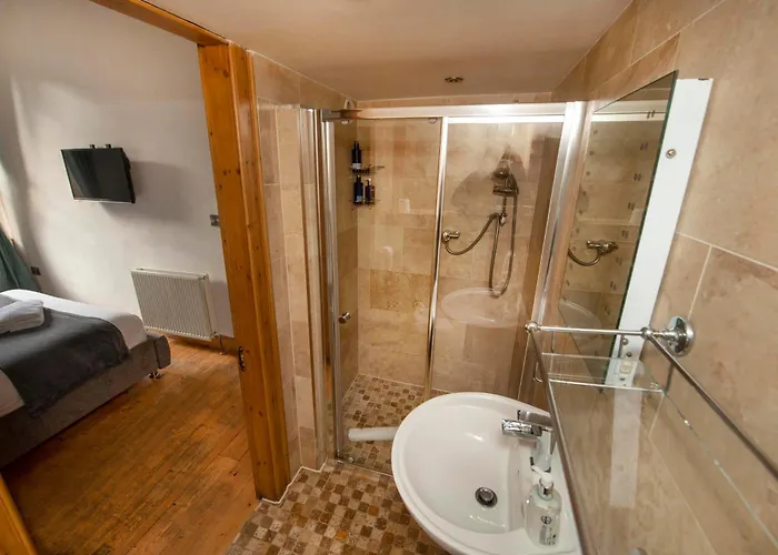 Roomy 1 Level Free Parking *