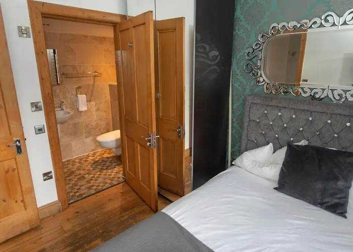 Roomy 1 Level Free Parking *