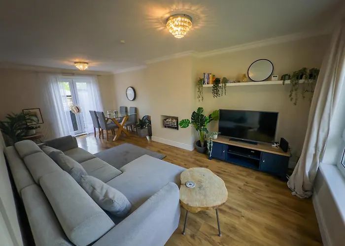 Two Bd House With Private Parking