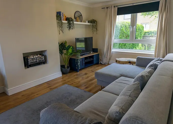 Two Bd House With Private Parking *