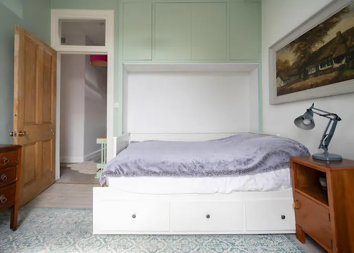 Charming Georgian - Steps To Tram & Centre Apartment