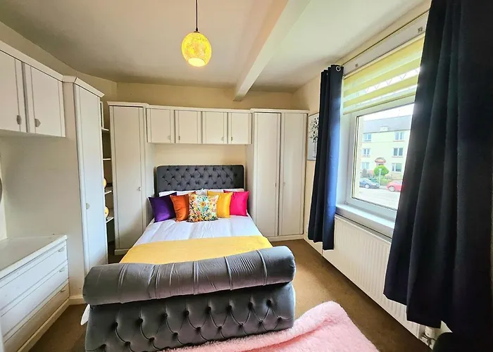 2 Bed Apt, 4 Beds, 3 Tvs Parking * إدنبرة
