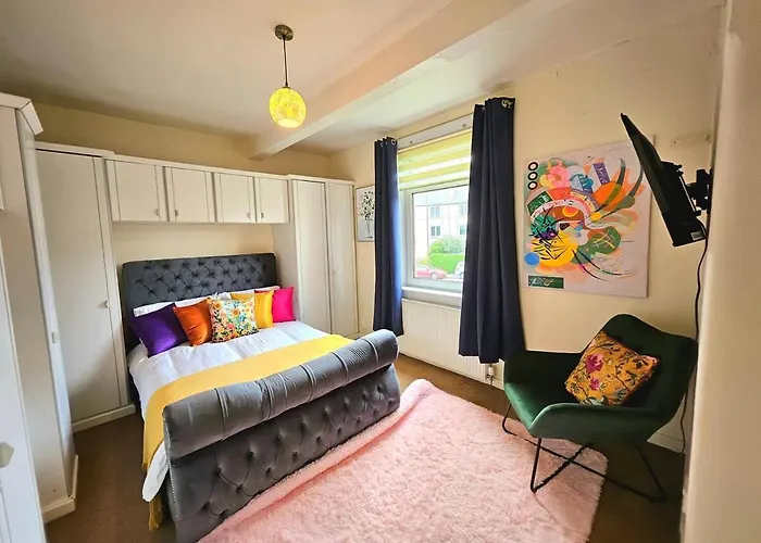 2 Bed Apt, 4 Beds, 3 Tvs Parking Apartment *