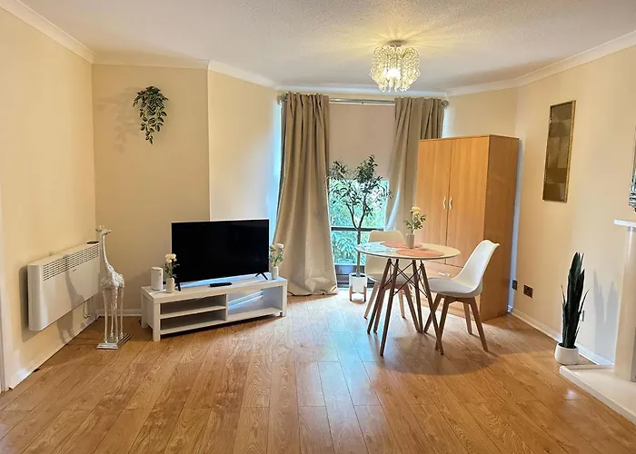 Spacious 1br Flat By Centre *