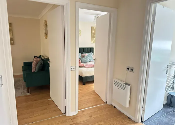 Spacious 1br Flat By Centre