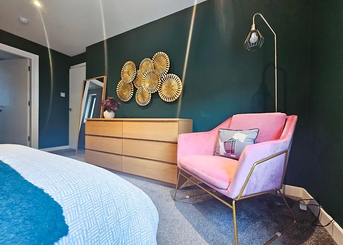 Chic 3-bedroom 2-storey House Near Centre With Free Parking