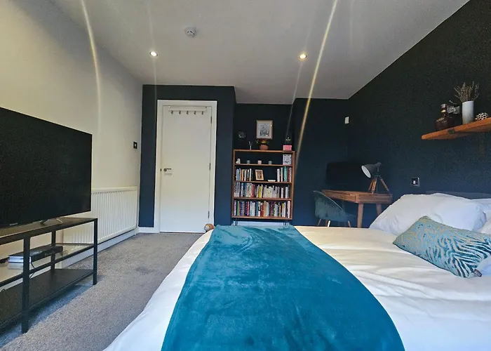 Chic 3-bedroom 2-storey House Near Centre With Free Parking *