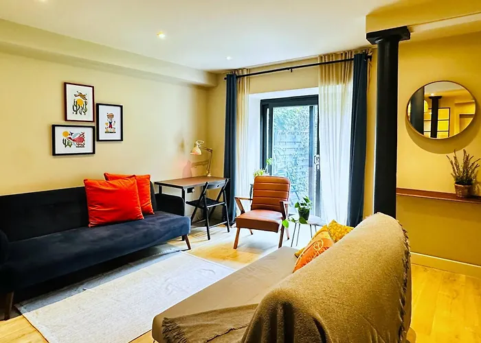 Stylish Loft With Patio Near Royal Mile Fits 4
