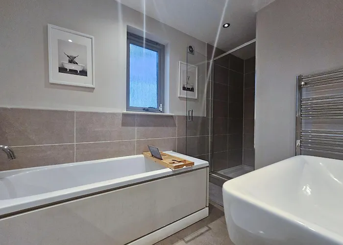 Chic 3-bedroom 2-storey House Near Centre With Free Parking Διαμέρισμα *