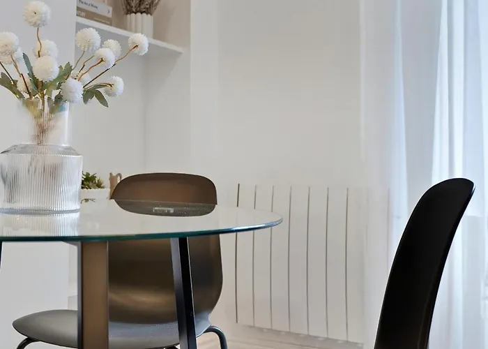 Stylish 1 Bed Centre דירה *