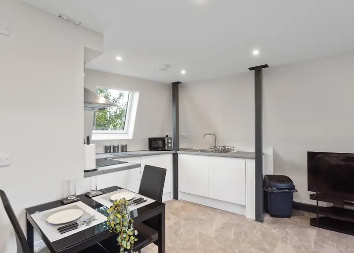 Large - Close To Centre, Murrayfield And Airport *