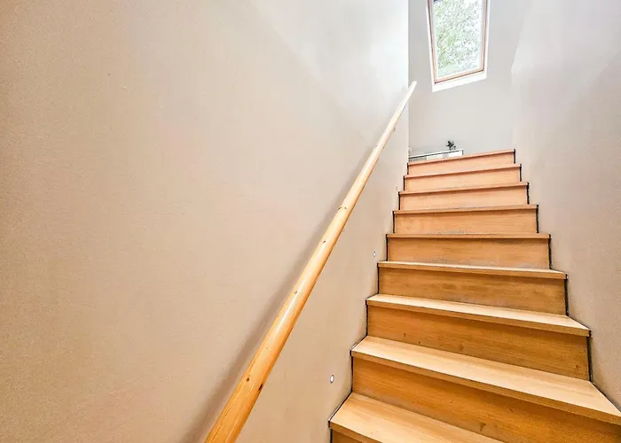 Chic 3-bedroom 2-storey House Near Centre With Free Parking Διαμέρισμα