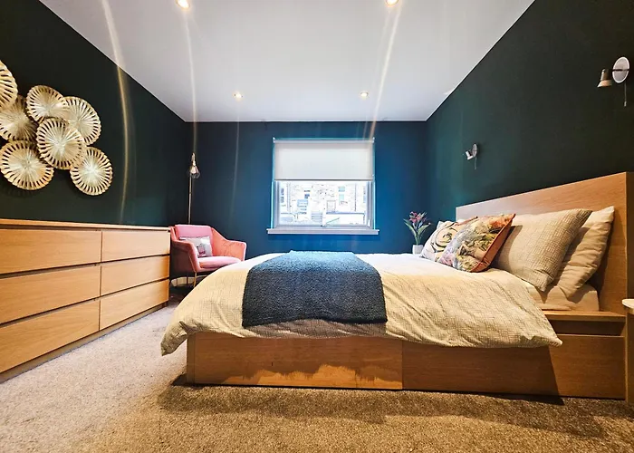 Διαμέρισμα Chic 3-bedroom 2-storey House Near Centre With Free Parking