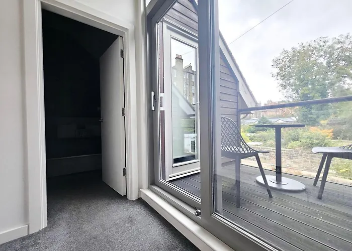 Διαμέρισμα Chic 3-bedroom 2-storey House Near Centre With Free Parking