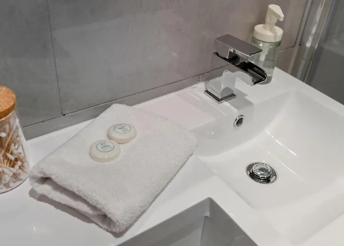 Stylish 1 Bed Centre דירה *