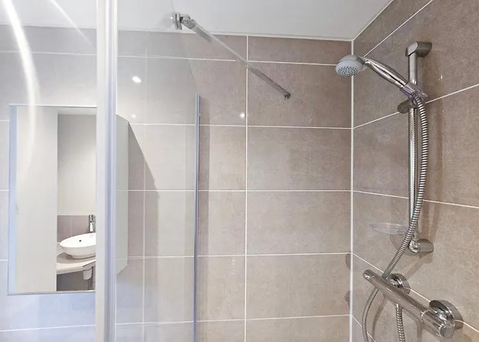 Chic 3-bedroom 2-storey House Near Centre With Free Parking Διαμέρισμα