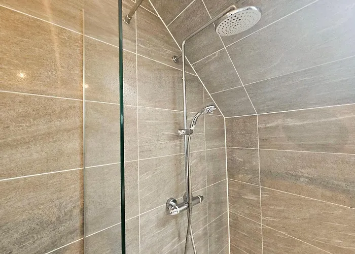 Chic 3-bedroom 2-storey House Near Centre With Free Parking Διαμέρισμα *