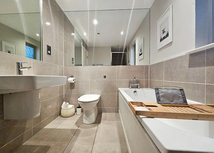 Chic 3-bedroom 2-storey House Near Centre With Free Parking