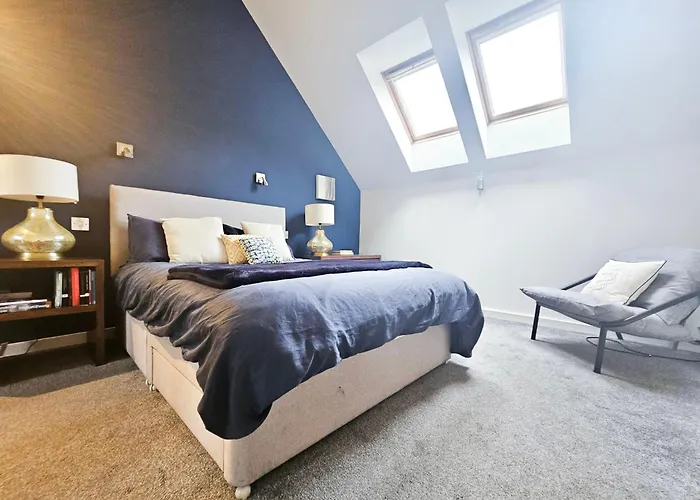 Chic 3-bedroom 2-storey House Near Centre With Free Parking Διαμέρισμα