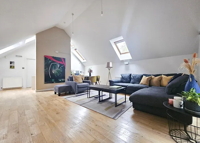 Διαμέρισμα Chic 3-bedroom 2-storey House Near Centre With Free Parking