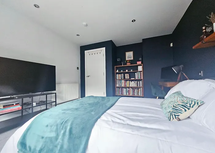 Chic 3-bedroom 2-storey House Near Centre With Free Parking Διαμέρισμα *