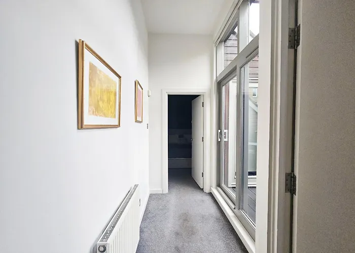 Chic 3-bedroom 2-storey House Near Centre With Free Parking