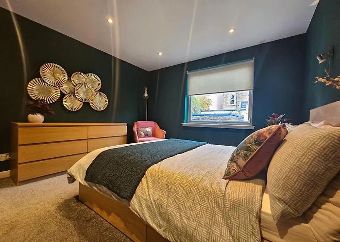 Chic 3-bedroom 2-storey House Near Centre With Free Parking Διαμέρισμα *