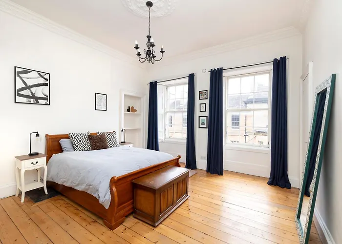 Chic And Stylish 2-bedroom Near Centre Apartment