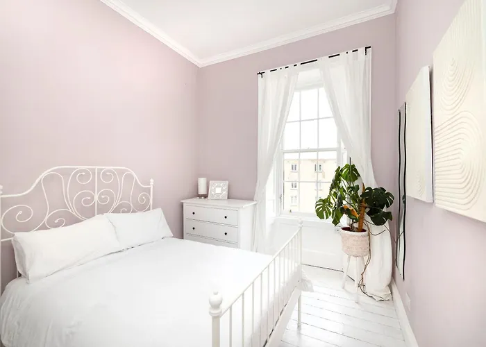 Apartment Chic And Stylish 2-bedroom Near Centre