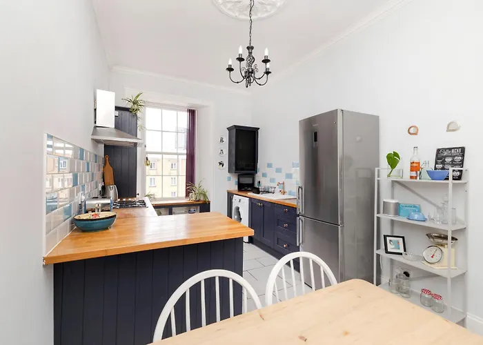 Chic And Stylish 2-bedroom Near Centre