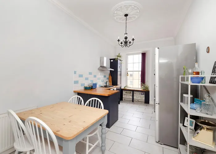 Chic And Stylish 2-bedroom Near Centre Apartment *
