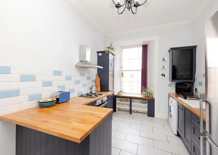 Chic And Stylish 2-bedroom Near Centre Apartment