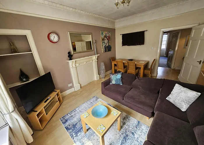 Charming 2bd Flat 10 Minutes To Castle דירה *