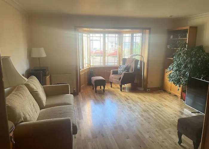 Bright, Spacious House بيت للعطل