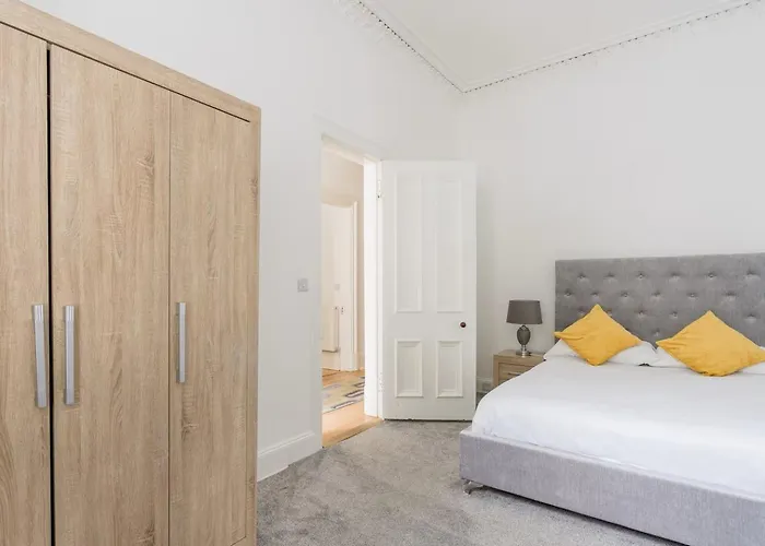 Maindoor Private Entrance *