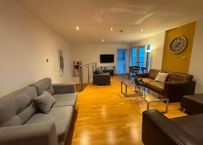 Weston's Penthouse Sleep 10, 6 Beds Free Parking Edinburgh