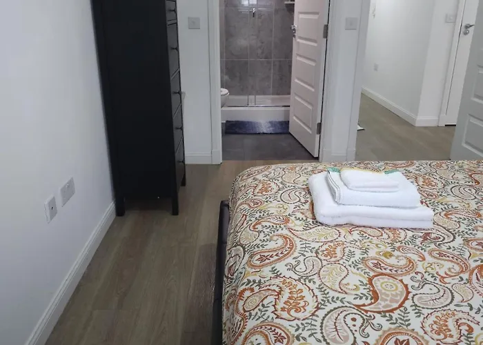 Stylish 2-bed Flat With Open-plan Living Parking شقة *