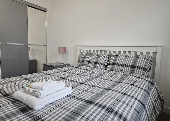 Stylish 2-bed Flat With Open-plan Living Parking شقة إدنبرة