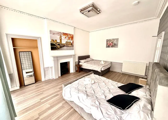 The Handy Hub Luxury Victorian - Fast Wifi &